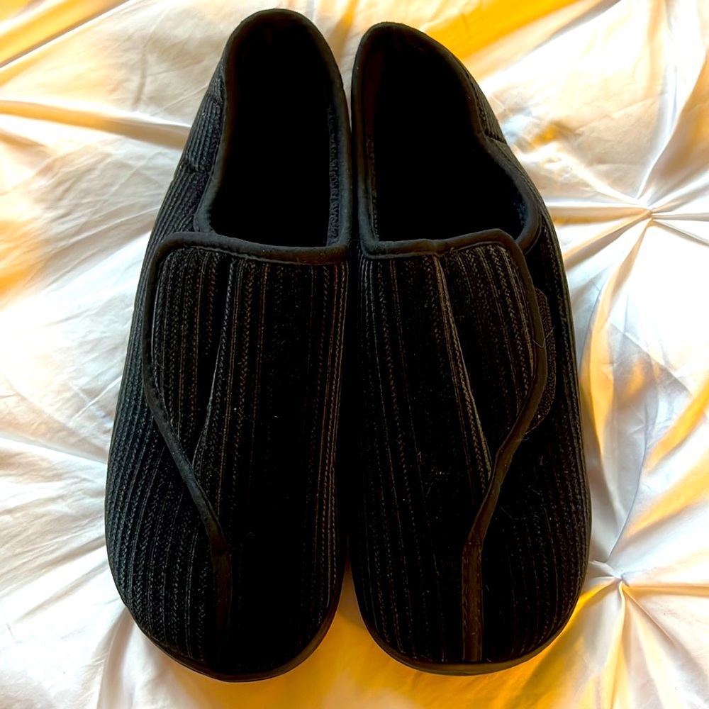 Men’s Diabetic Memory Foam Slippers.  Black.  Never worn